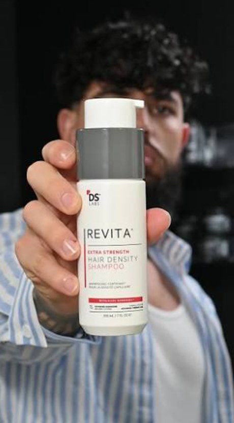 Gonzalo Costa mostrando su Revita Extra Strength Hair Density Shampoo
